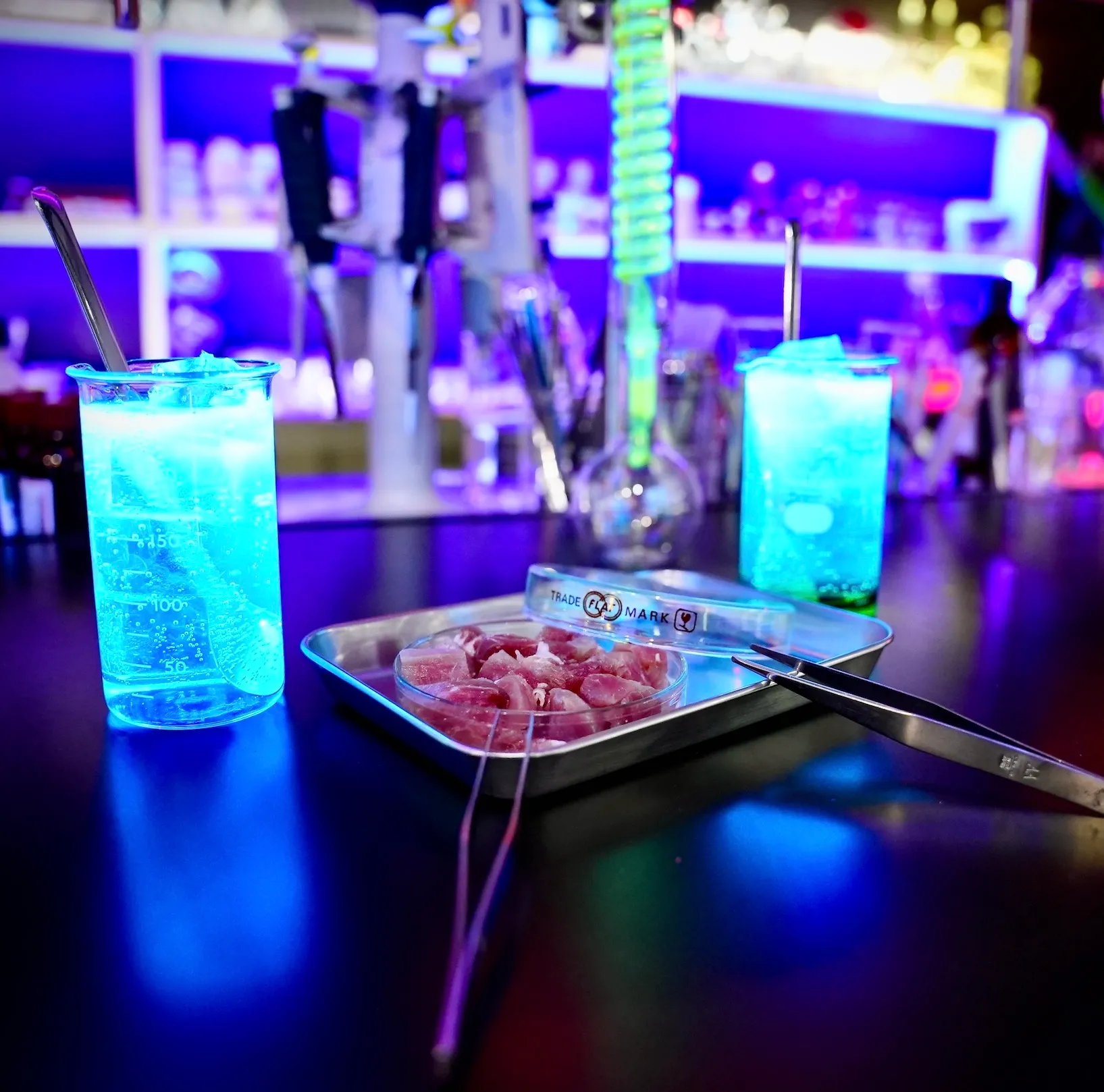 岡崎市のサイエンスバーの内観