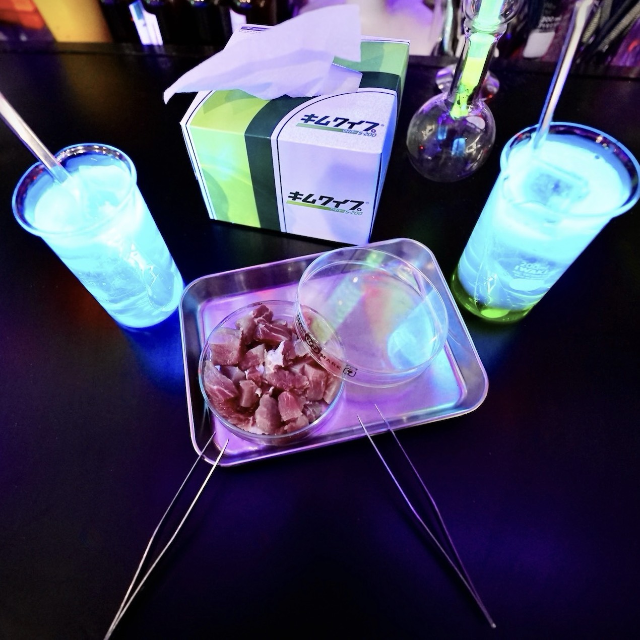 サイエンスバーの光るカクテル