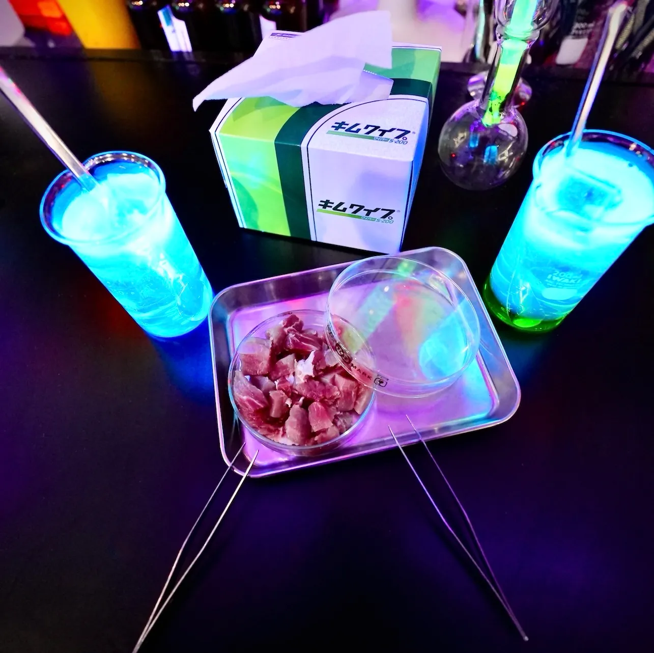 岡崎市のサイエンスバーの光るカクテル