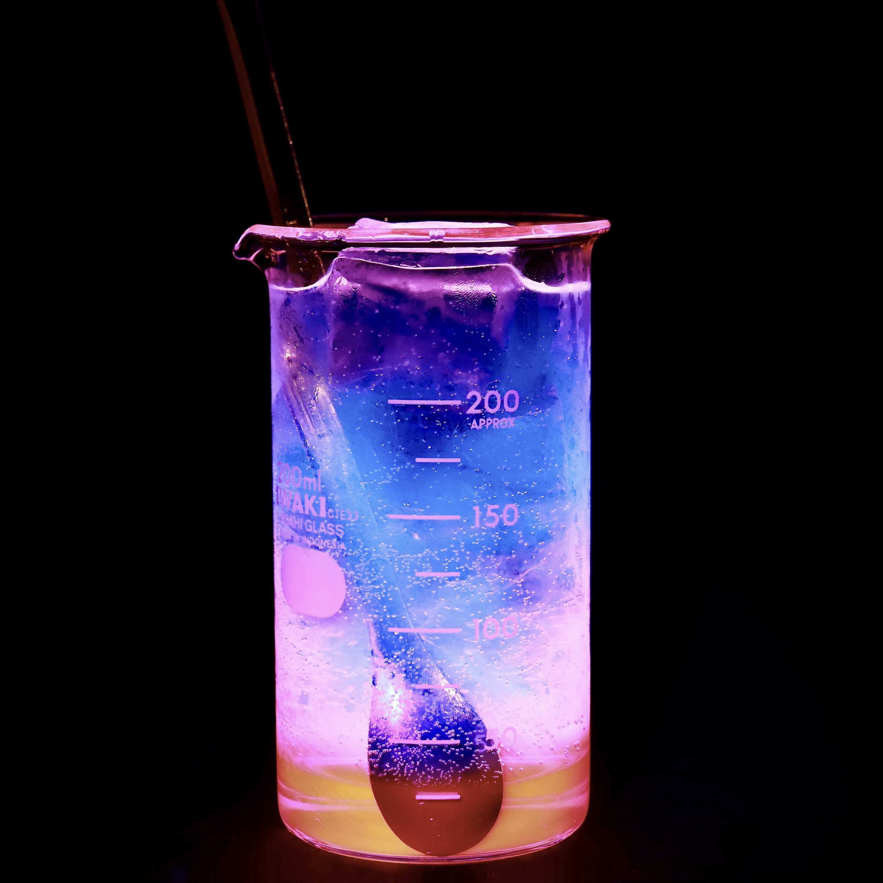 サイエンスバーの光るカクテル