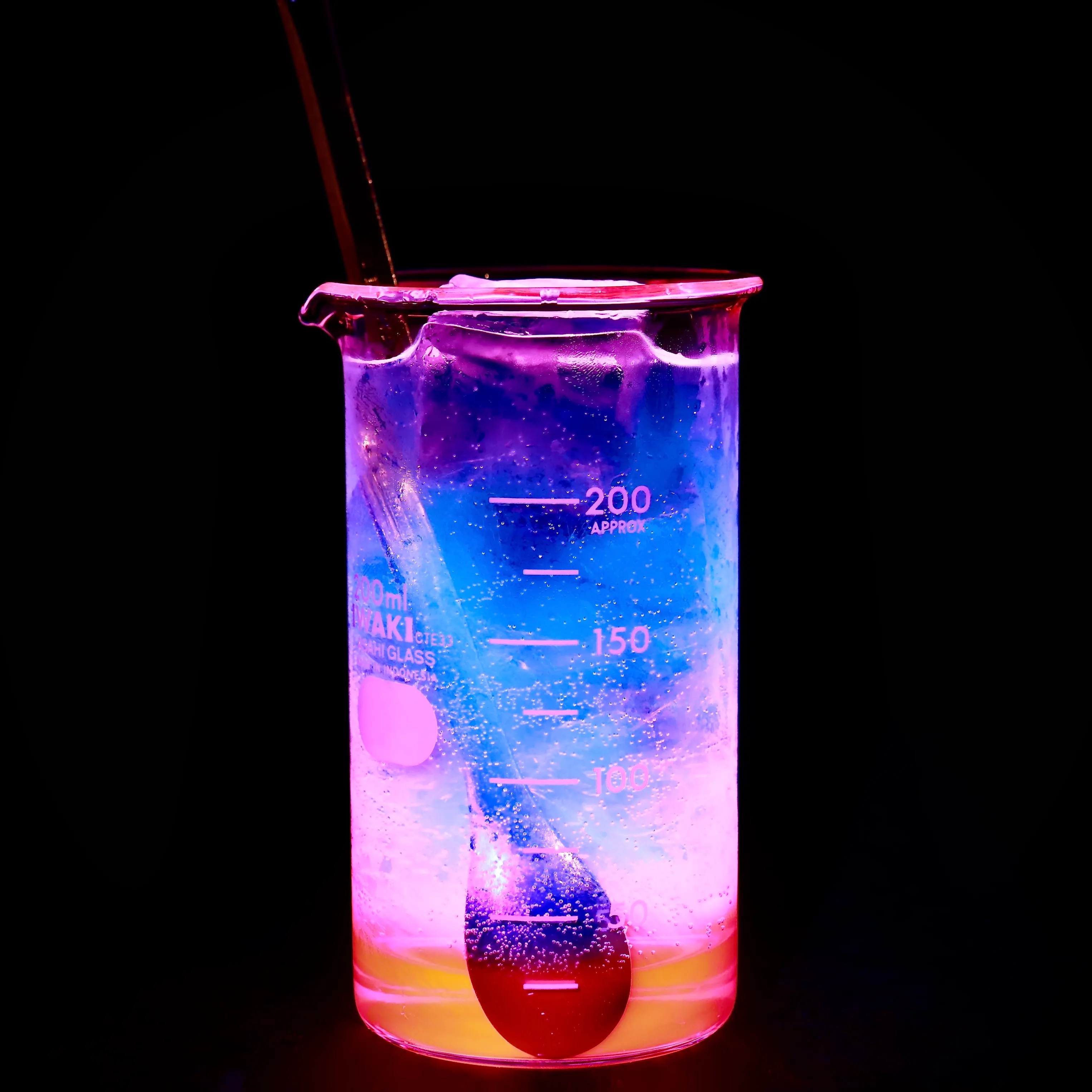 岡崎市のサイエンスバーの光るカクテル